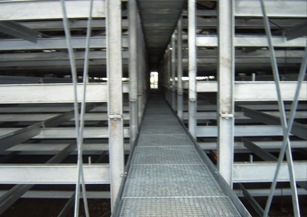 Containerstellingen, wasinstallatie en liften